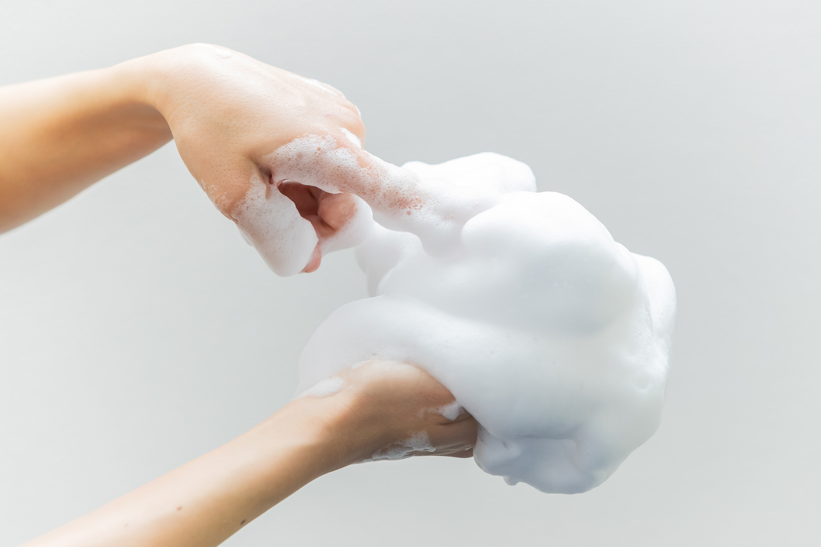 気体であるオゾンを固形の泡状にして、皮膚の洗浄を目的としたラテスパ。それが特許取得の唯一無二の手法です。